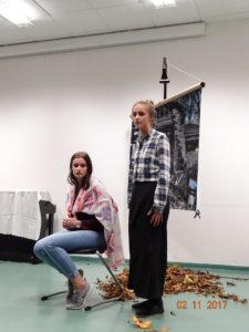 Recha (Chantal Gehlmann) und Daja (Lina Schmidt)